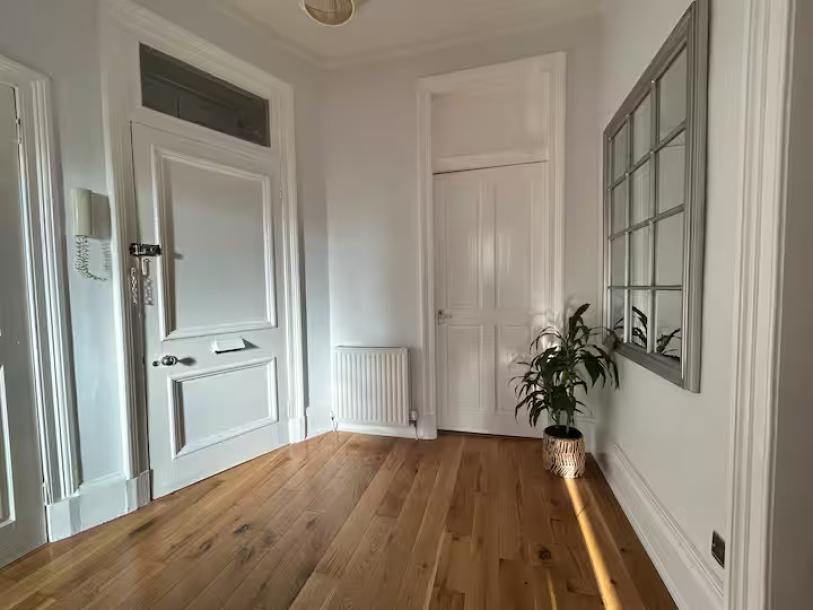 Well Located Bright Glasgow city apartment-9