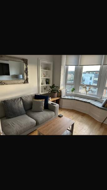 Well Located Bright Glasgow city apartment-11