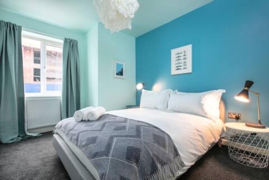 Boutique Hotel Style Apartment Sleeps 4 + Parking-5