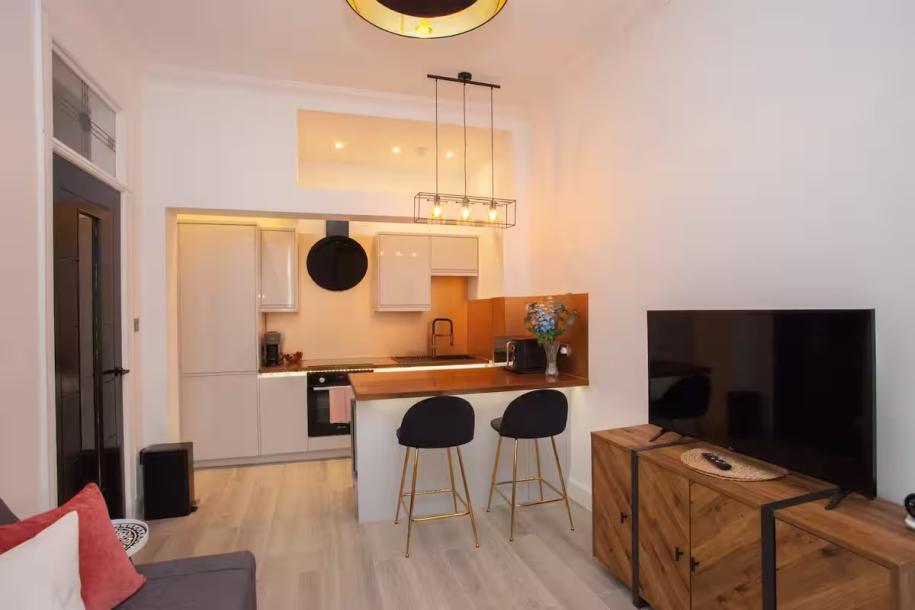 Spacious Modern Apartment in Glasgow West End-11